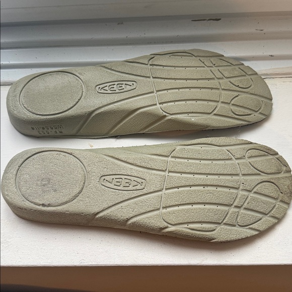 LIKE NEW KEEN Brown and Yellow Boots - Picture 10 of 11